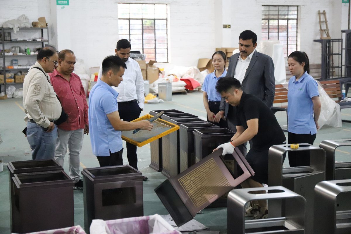 Overseas customers visiting the LVEN factory