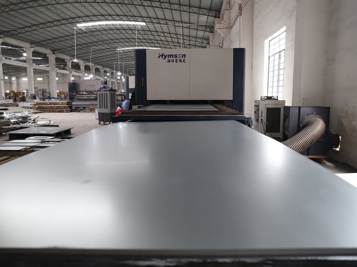 Fiber laser cutting machine in LVEN factory